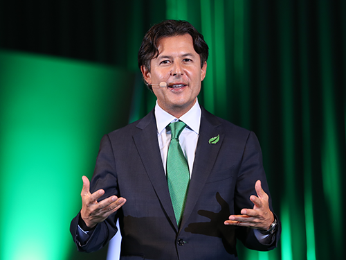 あいさつするロジャー・バーネット取締役代表執行役会長・社長兼ＣＥＯ